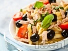 Рецепта Италианска туна салата с паста пене (макарони), чери домати, маслини и риба тон